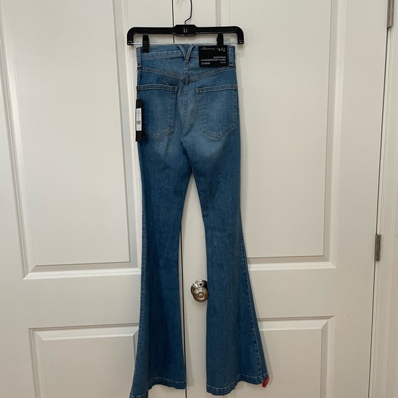 Le One Flare Mid-rise Jean from Frame - Picture 5 of 11